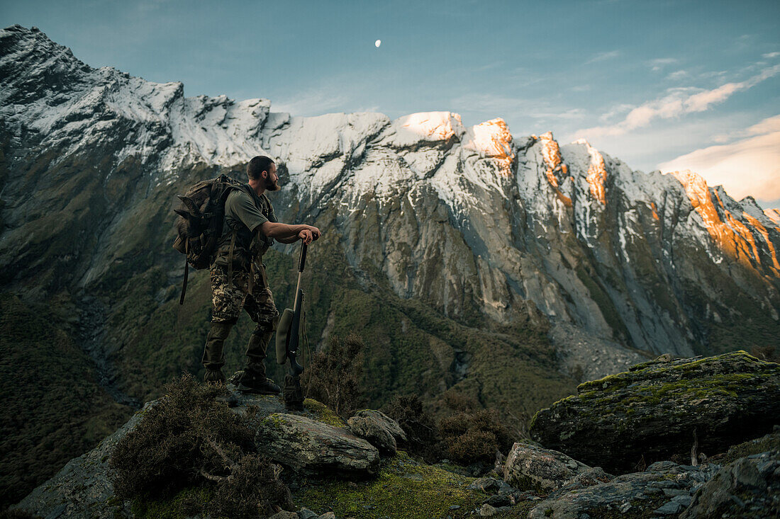 Jäger schaut auf Berge