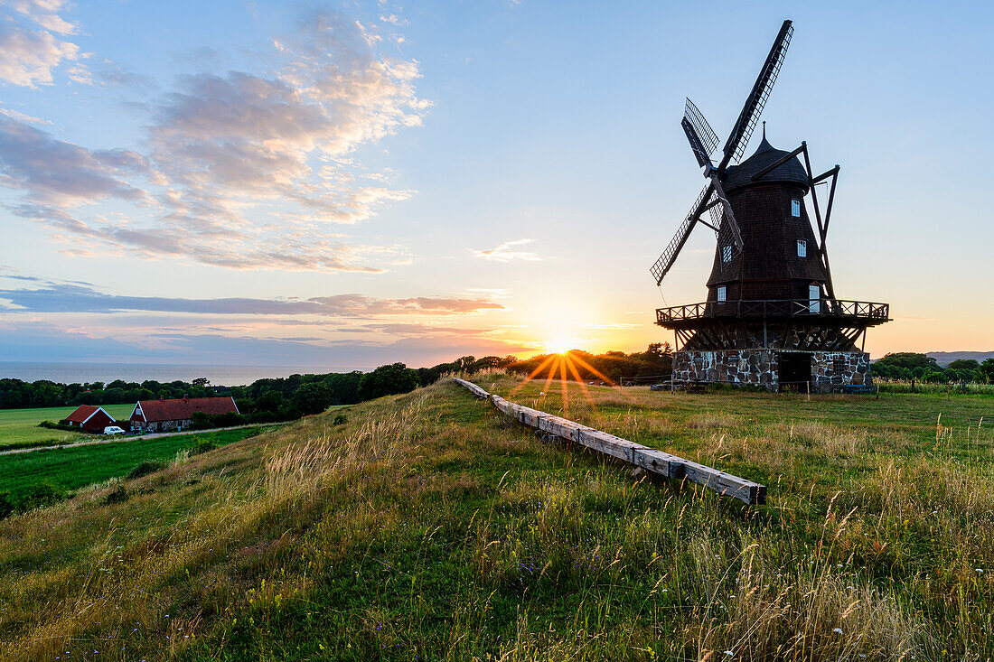 Hölzerne Windmühle bei Sonnenuntergang