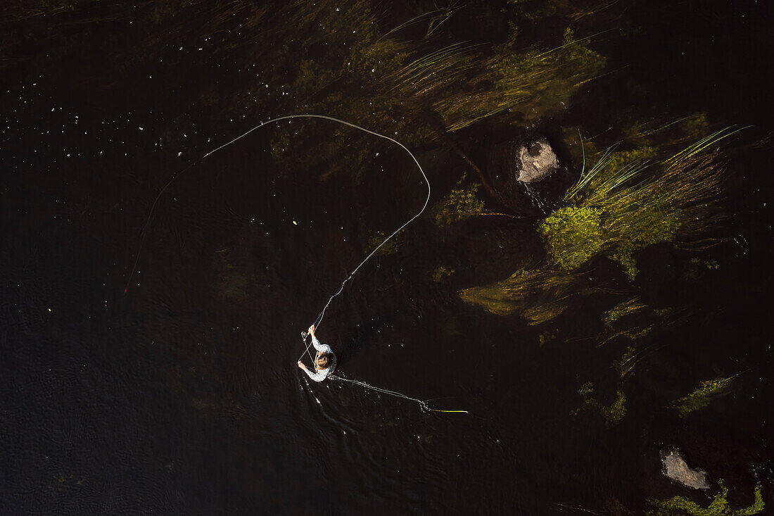 Person beim Angeln im Fluss