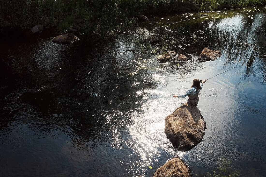 Frau beim Angeln im Fluss