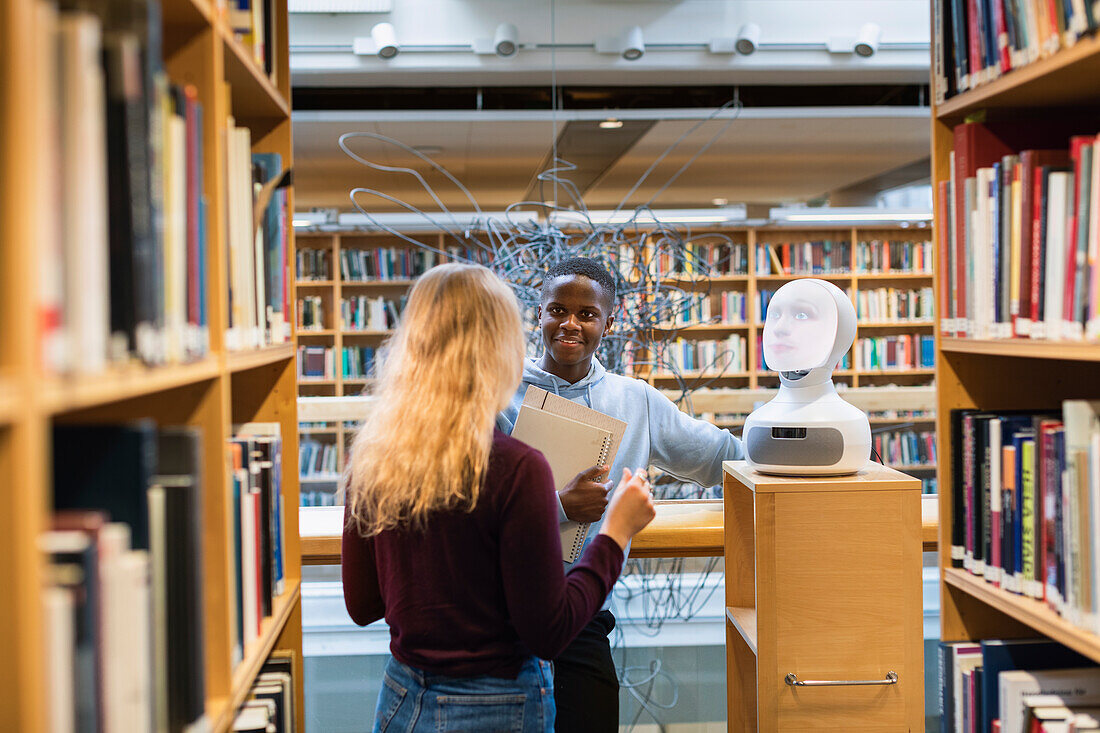 Studenten benutzen Sprachassistenten in der Bibliothek