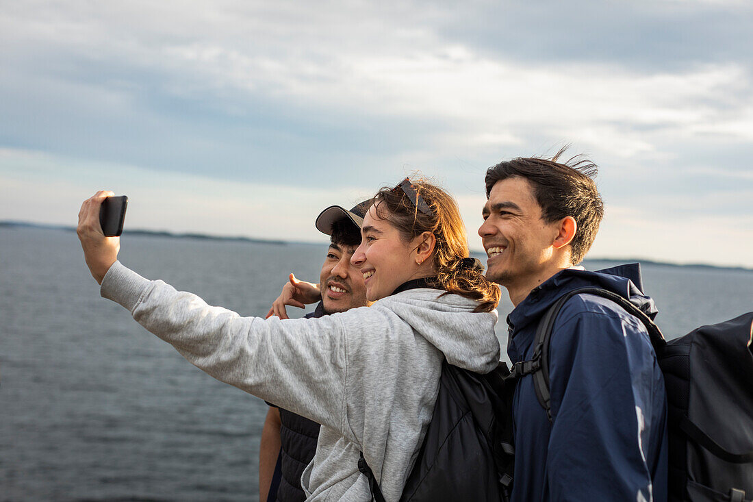 Lächelnde Freunde machen ein Selfie