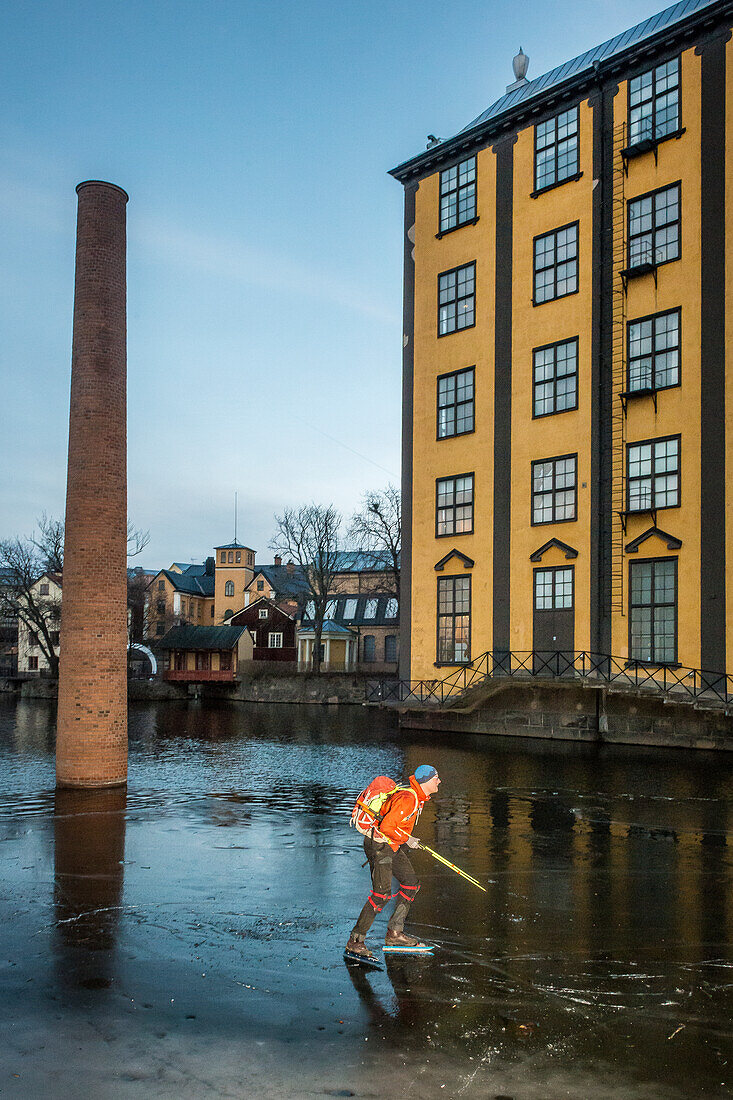 Mann beim Schlittschuhlaufen im Stadtzentrum