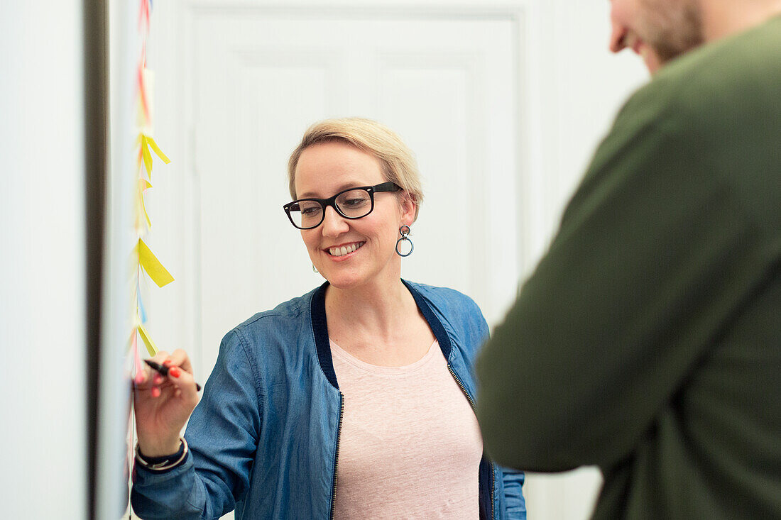 Lächelnde Frau beim Brainstorming