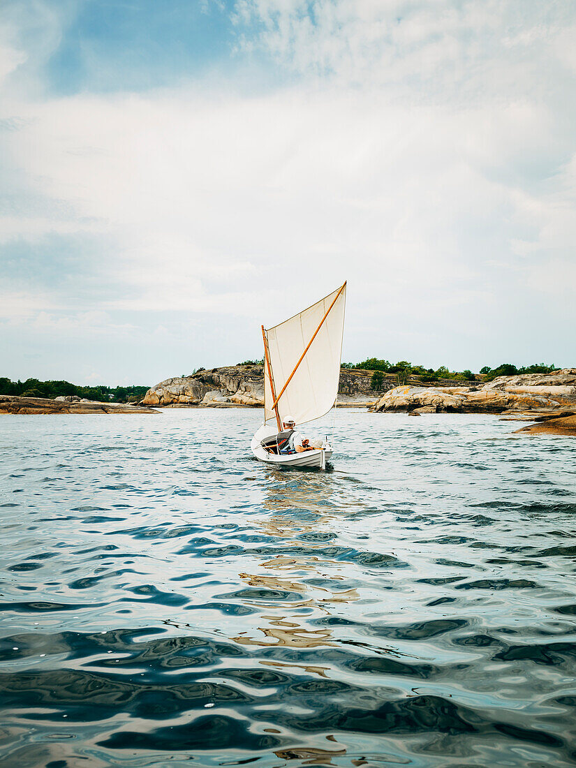 Mann in Segelboot