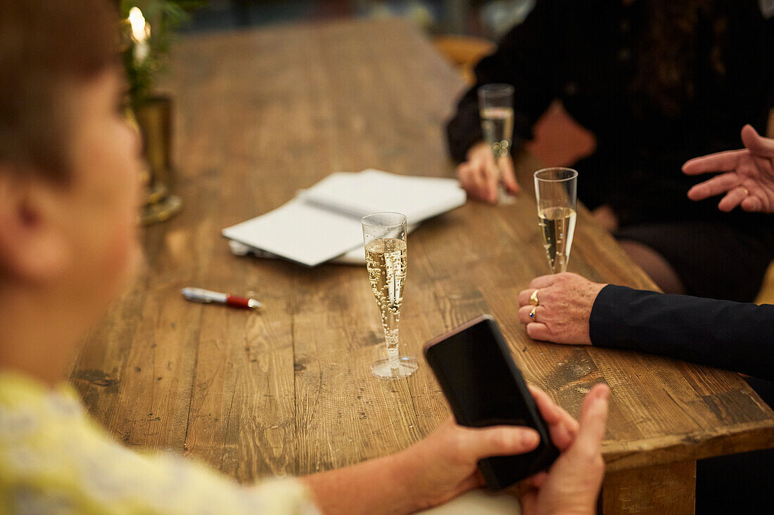 Gruppe von Frauen bei einem Treffen in einem Cafe