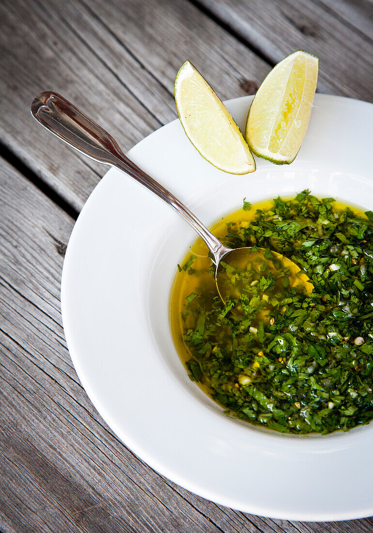 Grüne Suppe und Limette auf Teller