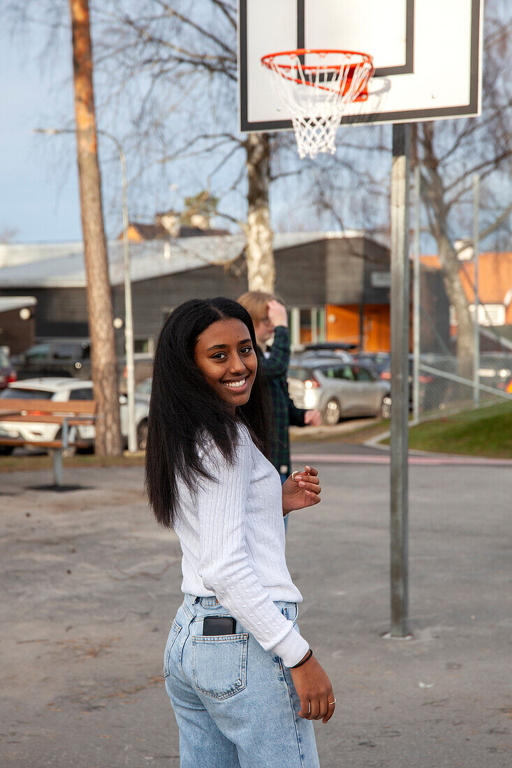 Porträt von Teenager-Mädchen auf Basketballplatz