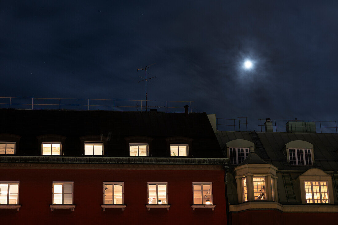 Mond über mehrstöckigen Stadthäusern bei Nacht