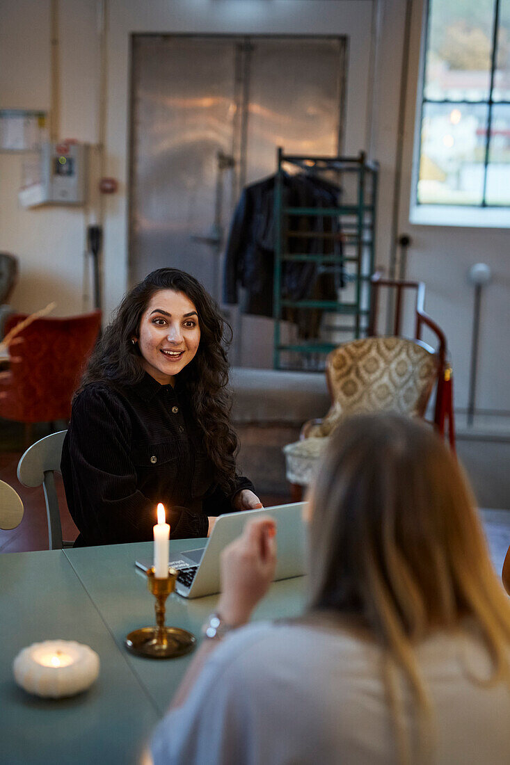 Frauen im Gespräch im Café