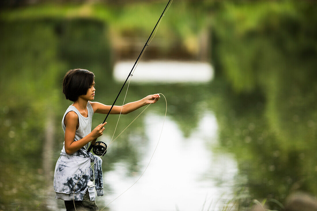 Blick auf einen Jungen beim Fischen