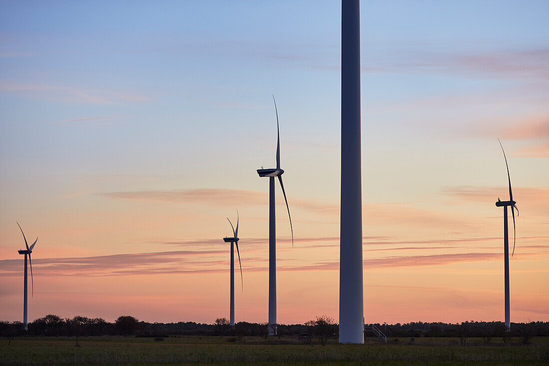 Blick auf Windkraftanlagen bei Sonnenuntergang