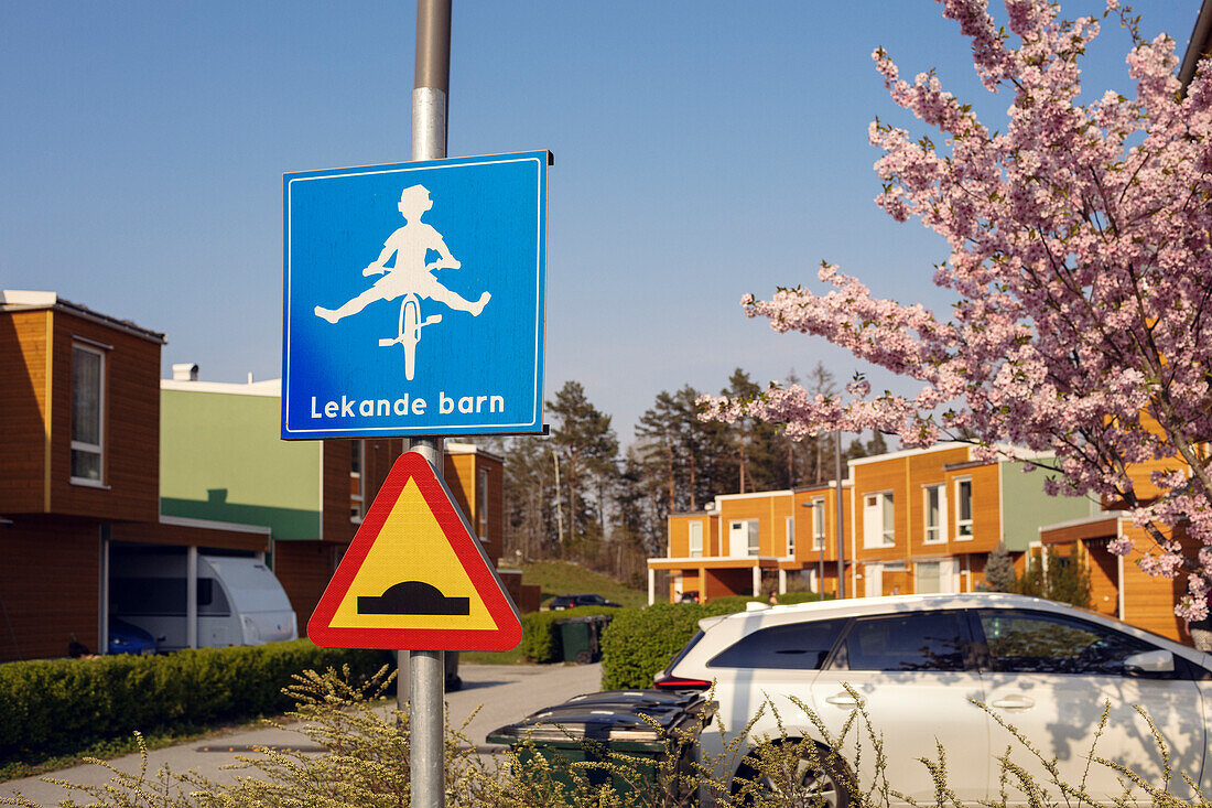 Spielende Kinder Schild in Vorstadt