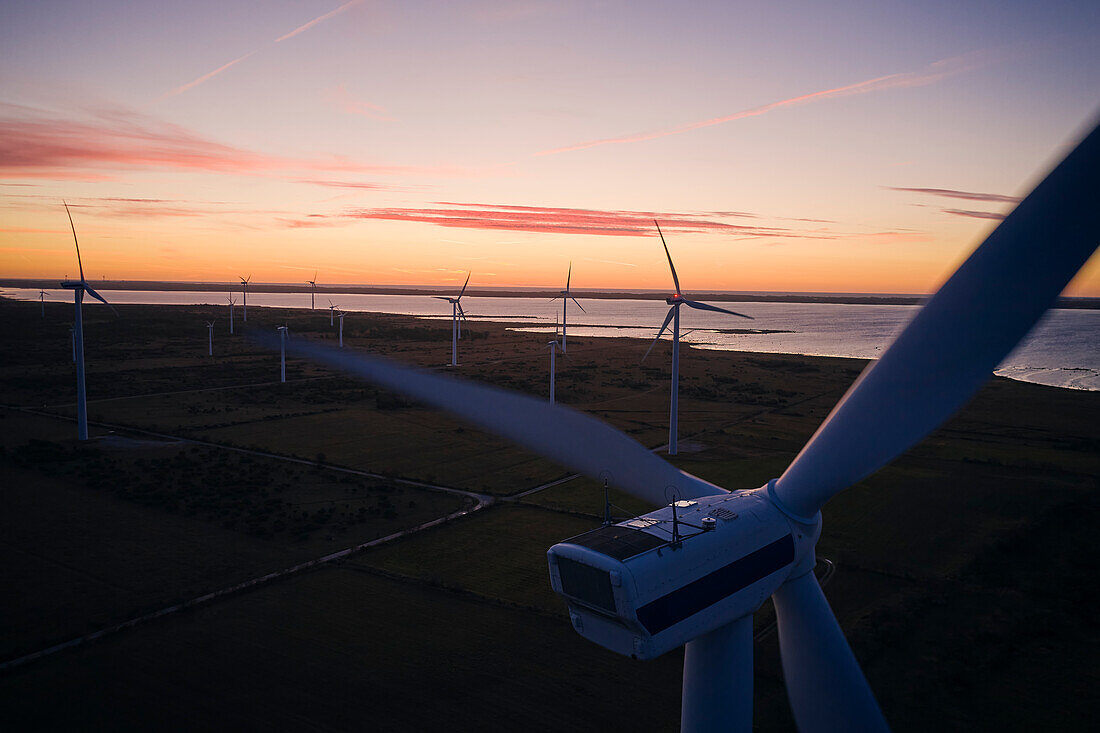 Blick auf Windkraftanlagen bei Sonnenuntergang