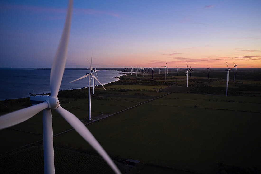 Blick auf Windkraftanlagen bei Sonnenuntergang