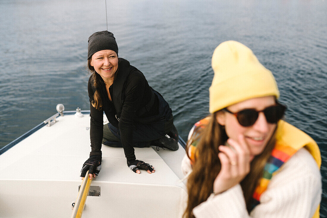 Lächelnde Frauen auf Segelboot