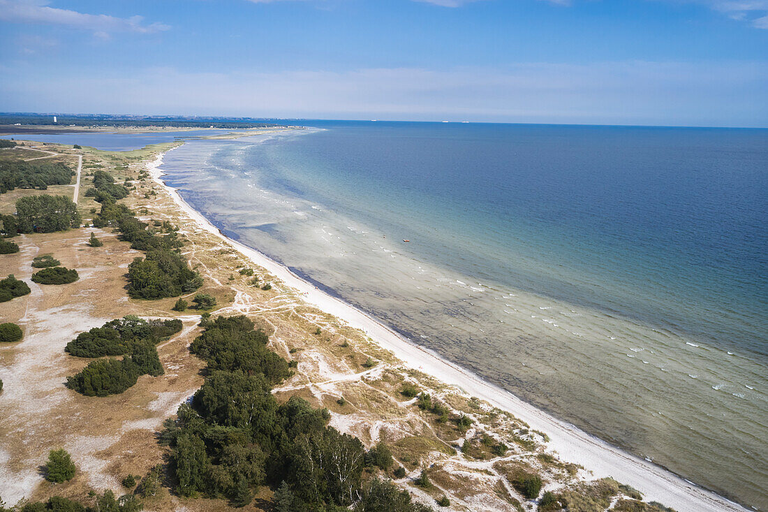 Blick von oben auf einen Sandstrand