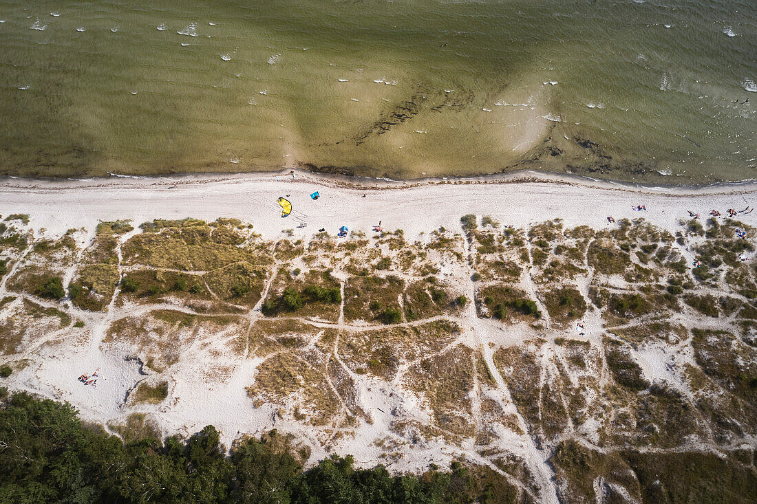 Blick von oben auf einen Sandstrand