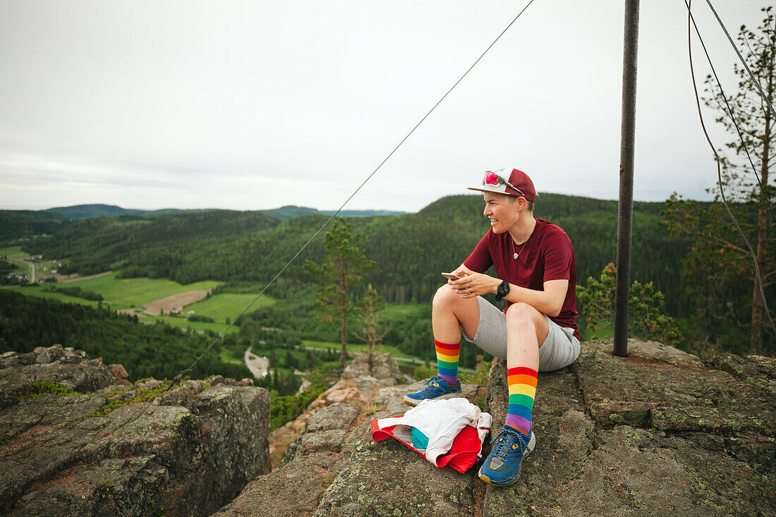 Wanderer rastet auf einem Felsen