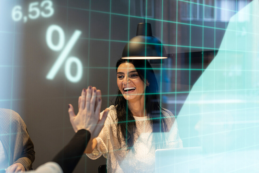 Geschäftsfrauen beim High Fiving im Büro