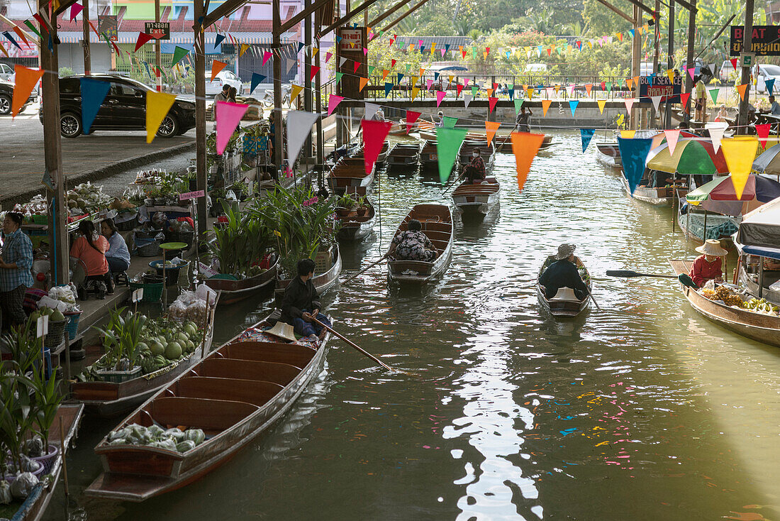 Menschen in Booten beim Einkaufen auf dem Bauernmarkt am Kanal