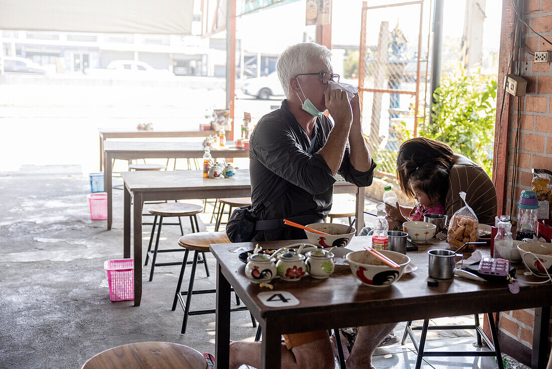 Familie beim Mittagessen im Restaurant