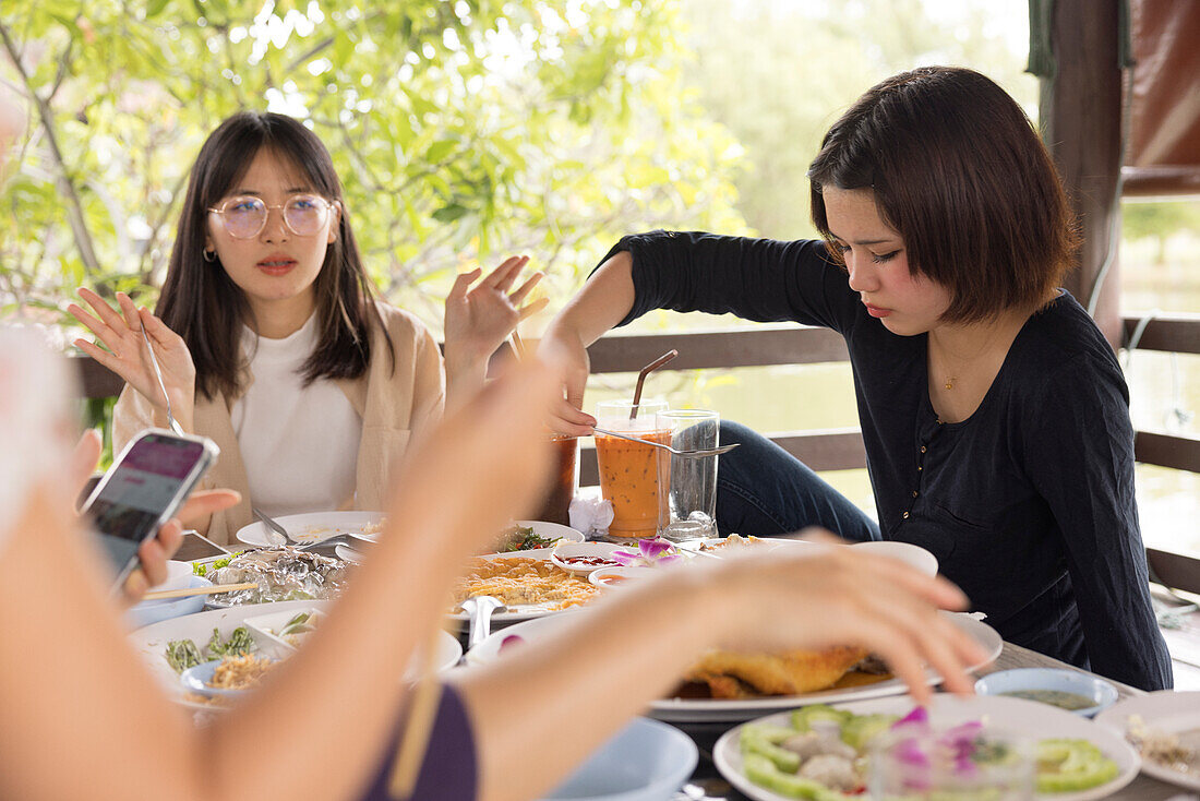 Freundinnen essen Mittagessen im Freien