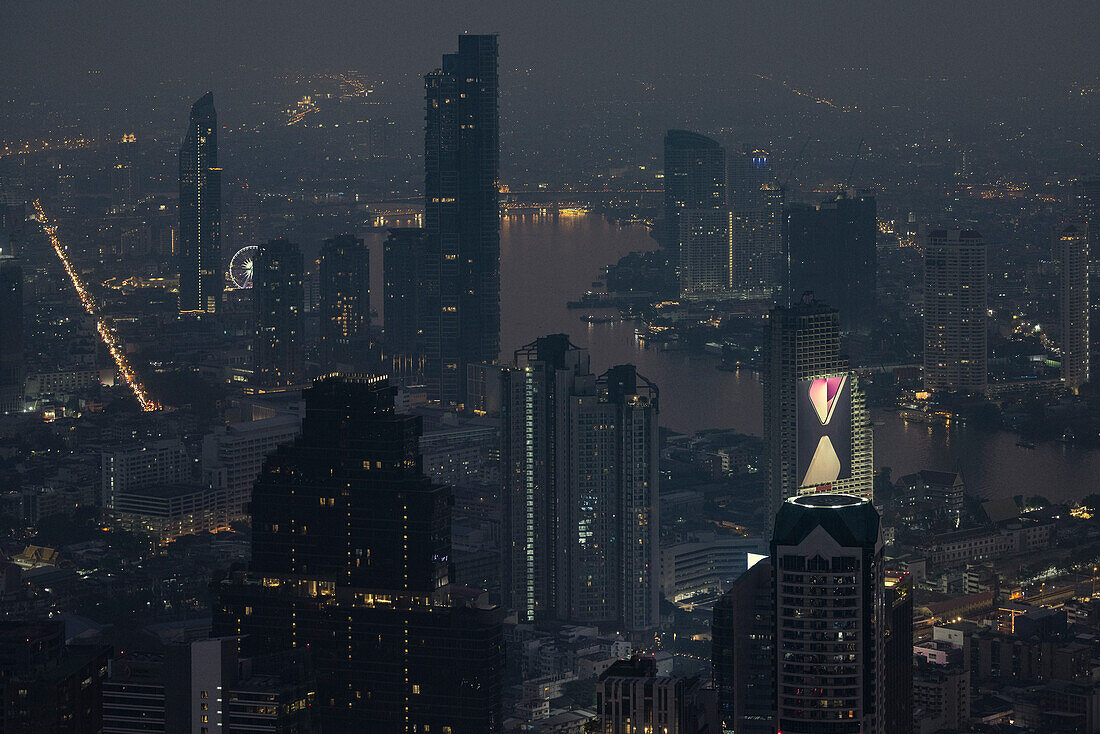 Luftaufnahme einer modernen Stadtlandschaft bei Nacht
