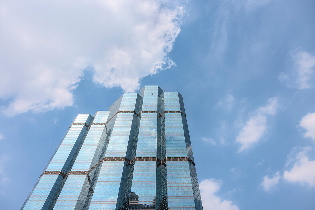 Niedriger Winkel eines modernen Wolkenkratzers vor blauem Himmel