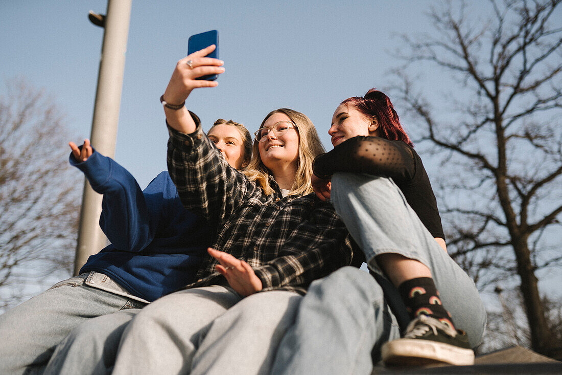 Teenager-Mädchen machen ein Selfie mit ihrem Smartphone