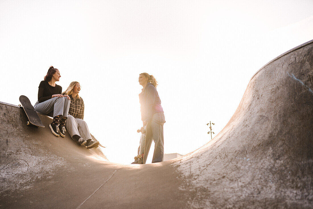 Teenager-Mädchen mit Skateboard im Skatepark