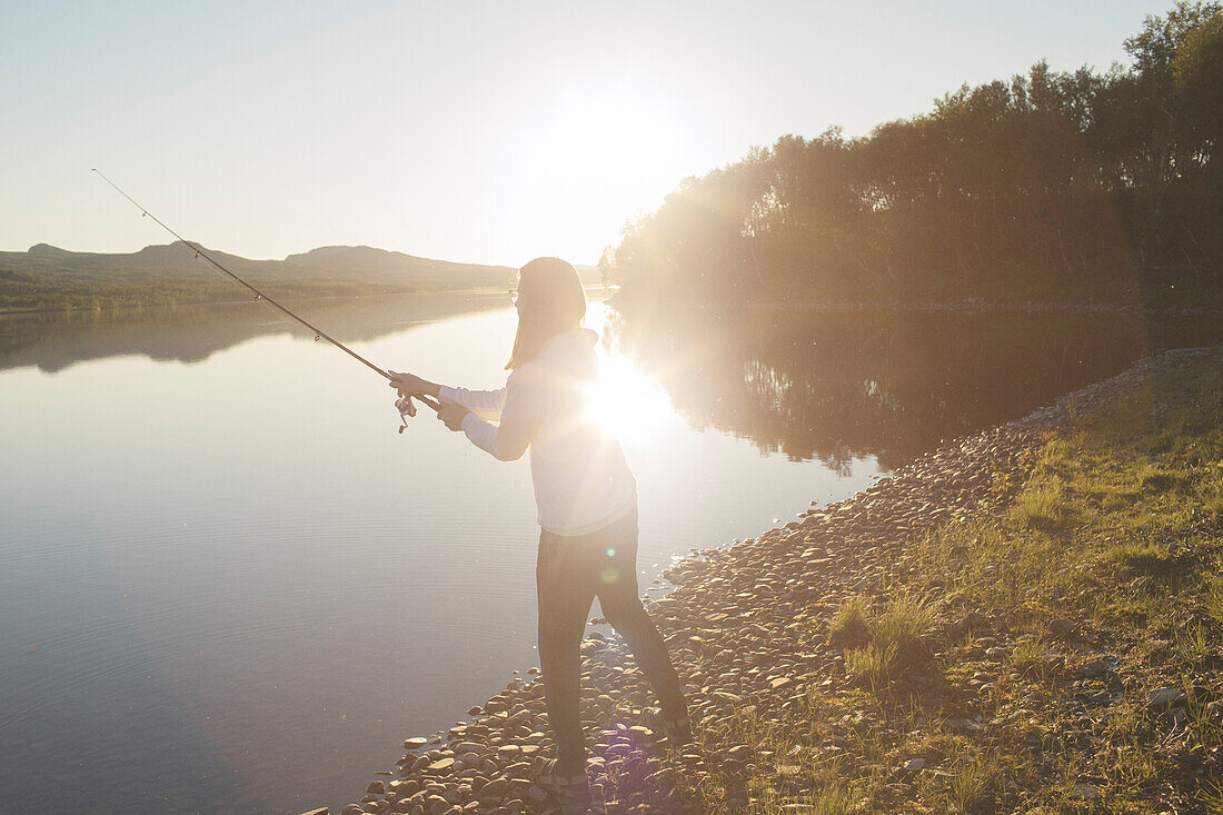 Person beim Angeln am Fluss