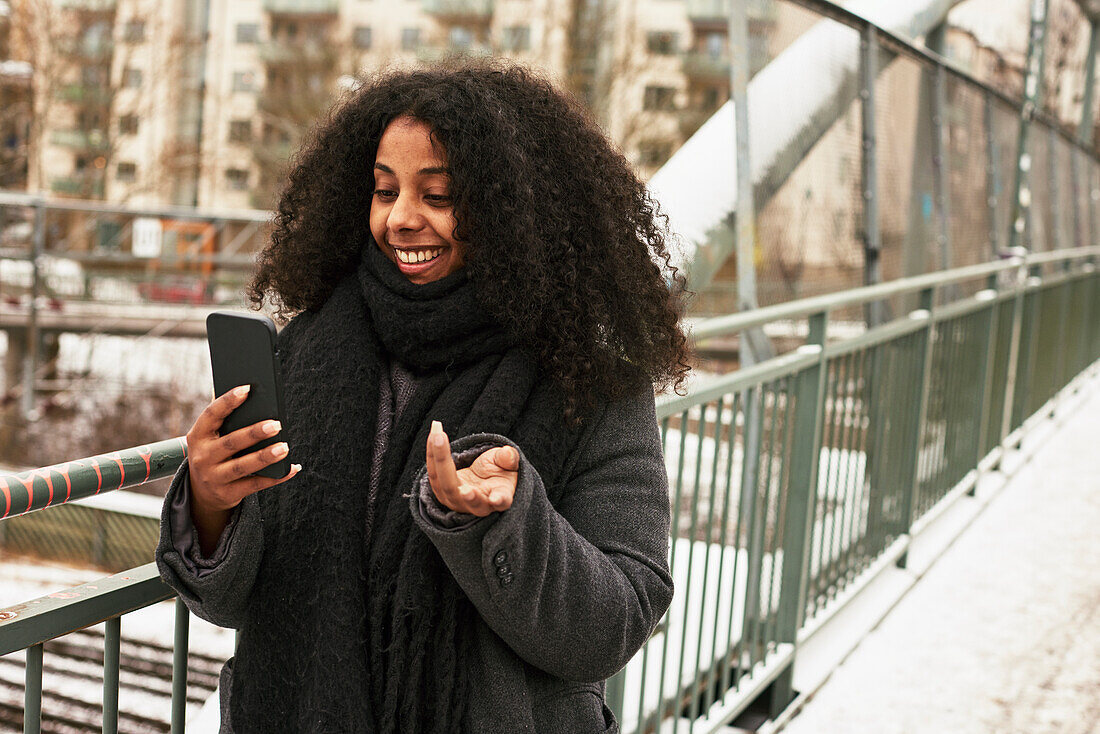 Frau, die mit einem Mobiltelefon spricht