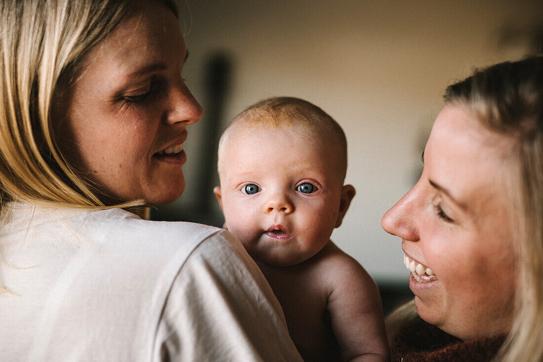 Lächelnde Mutter mit neugeborenem Baby