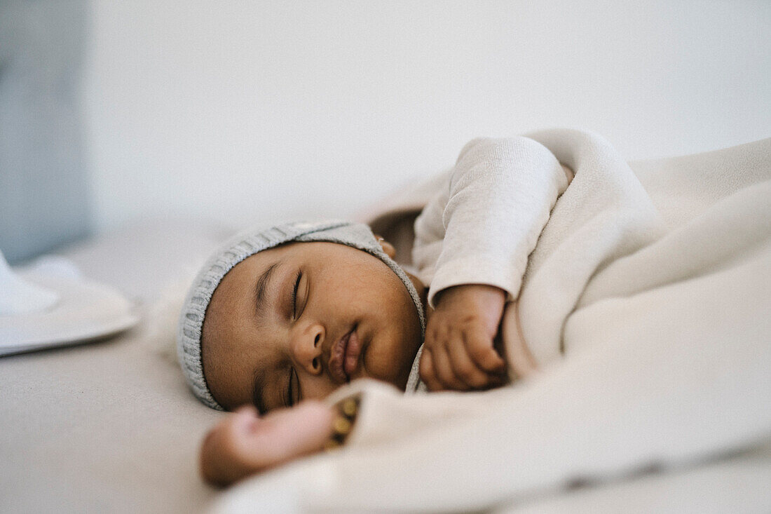 Baby schläft im Bett