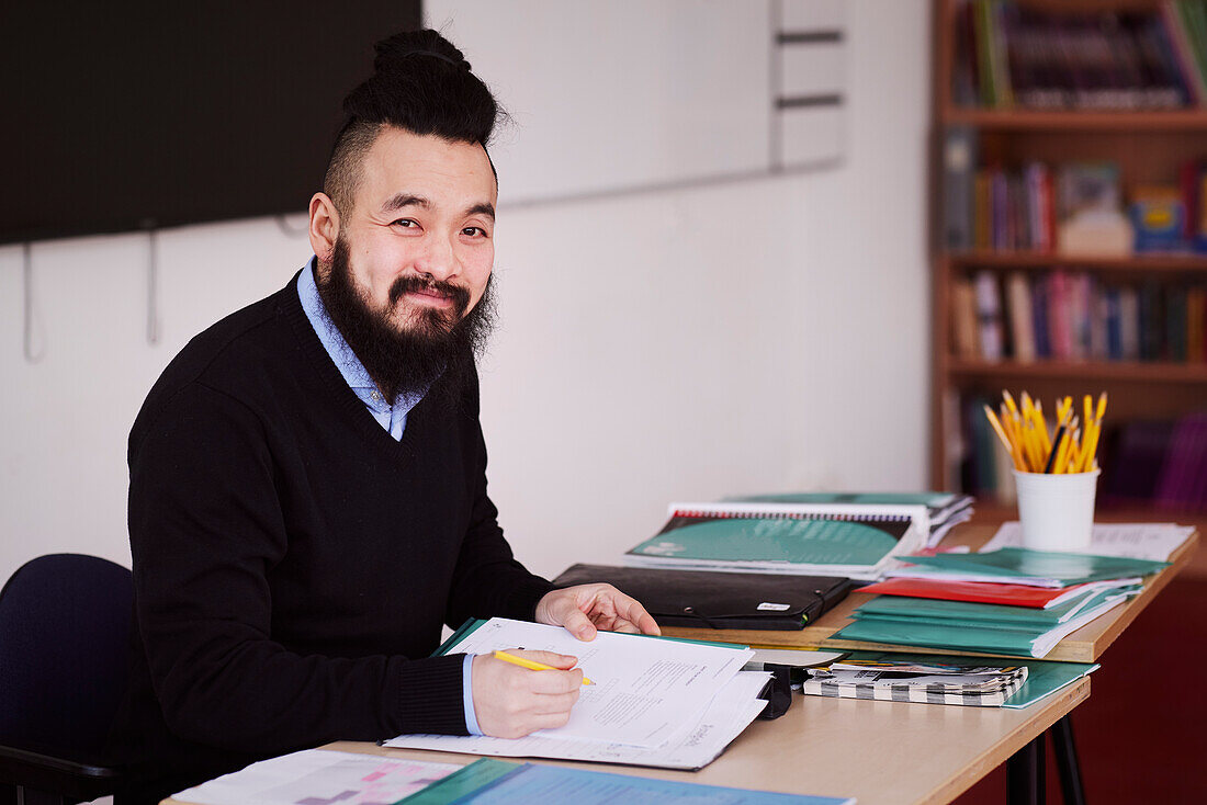 Lächelnde Lehrerin schaut in die Kamera