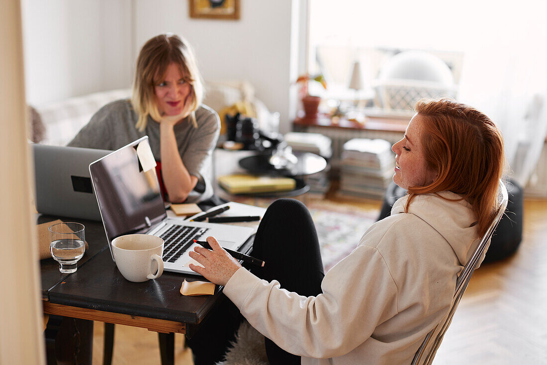 Frauen benutzen Laptop zu Hause