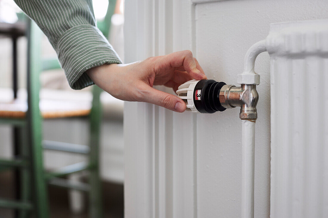 Hand adjusting temperature control in radiator