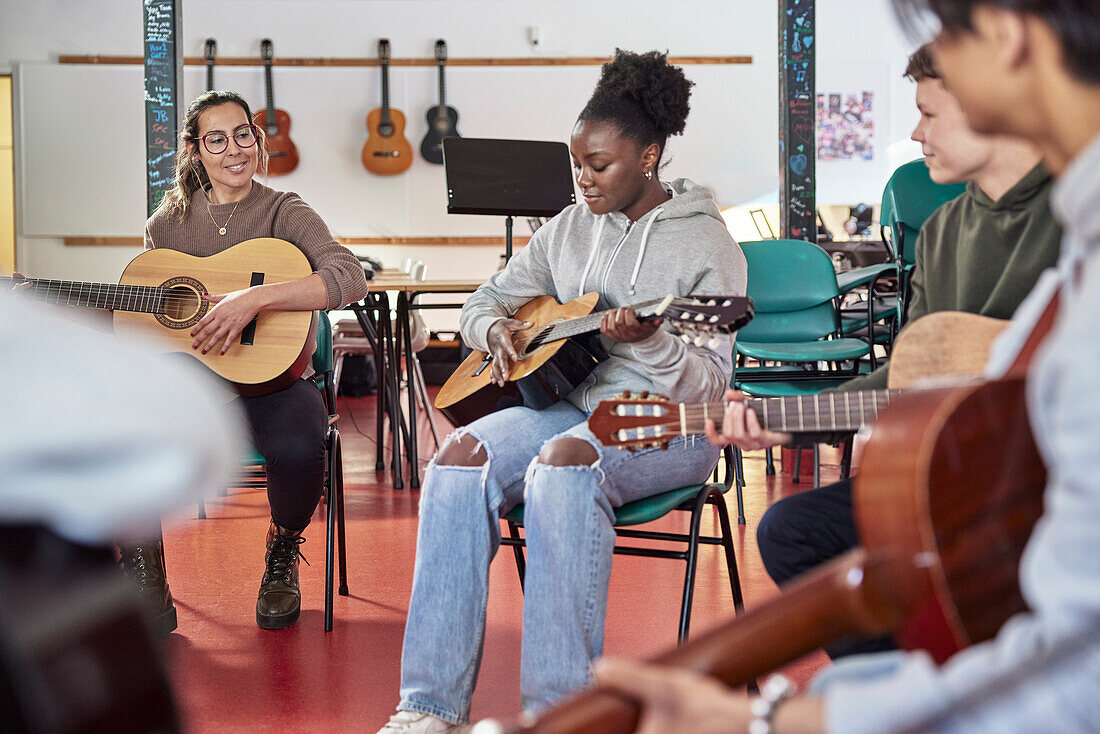 Teenager beim Gitarrenunterricht