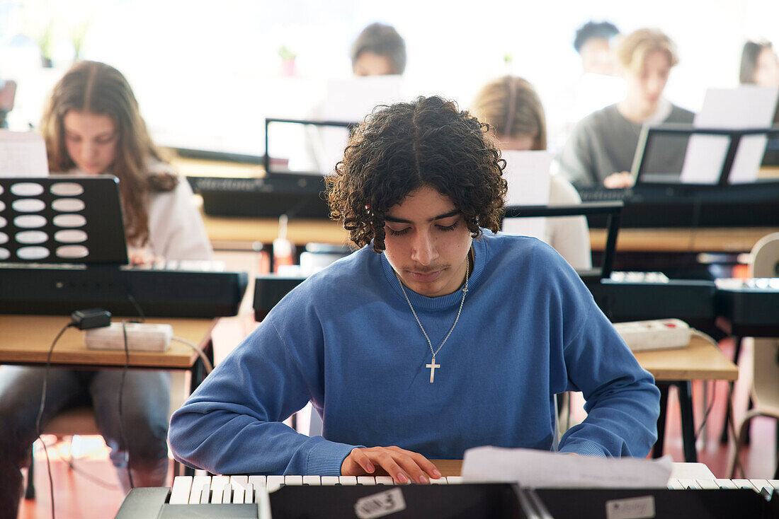 Teenager beim Keyboard-Unterricht