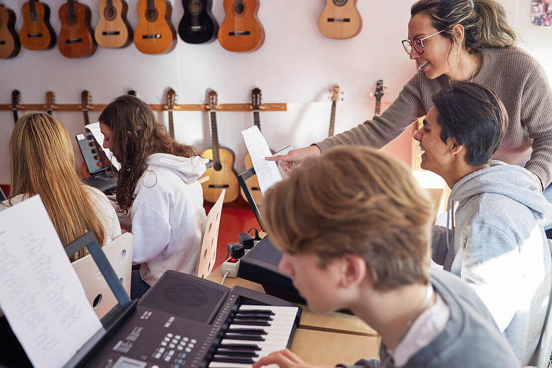 Teenager und Lehrer beim Keyboard-Unterricht