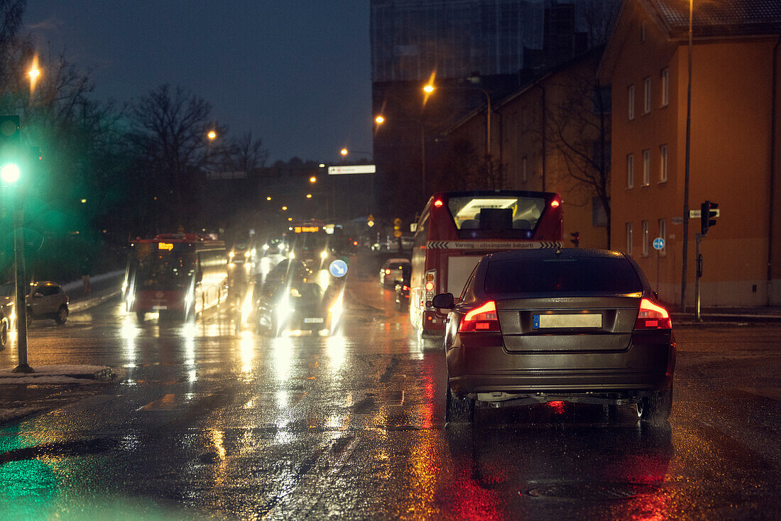 Verkehr an einer Kreuzung in der Stadt