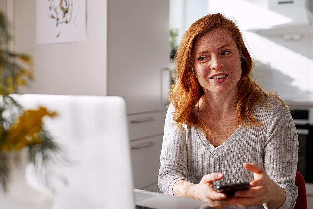 Frau benutzt Laptop zu Hause