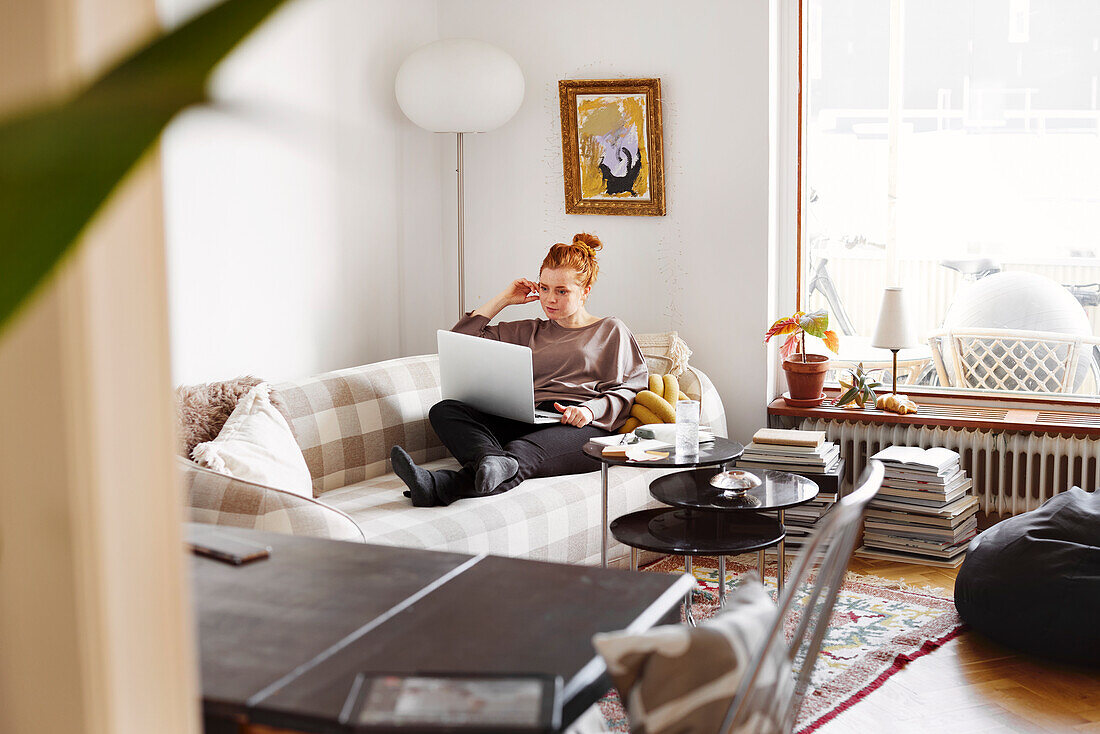 Frau auf dem Sofa mit Laptop