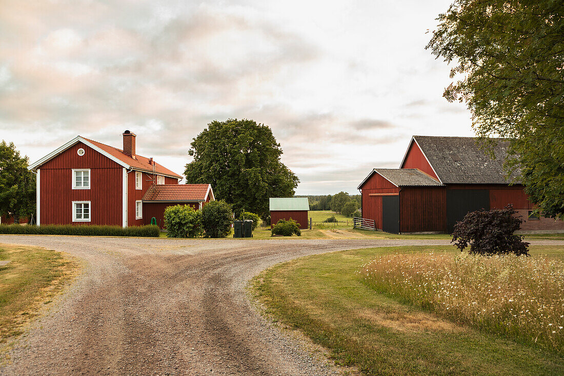 Falun roter Bauernhof in ländlicher Landschaft