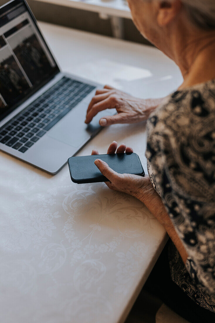 Ältere Frau mit Laptop