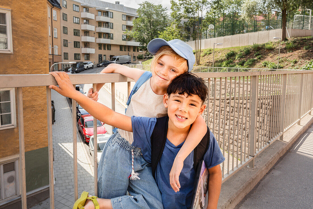 Porträt von lächelnden Kinderfreunden