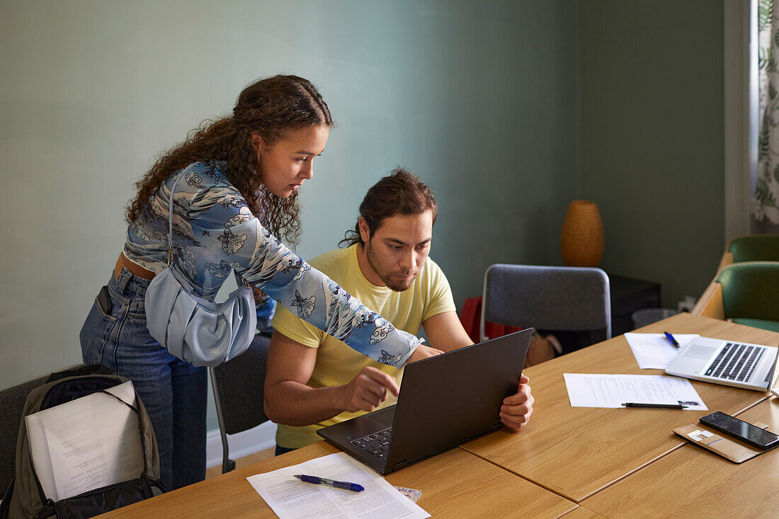 Coworker im Sitzungssaal mit Laptop