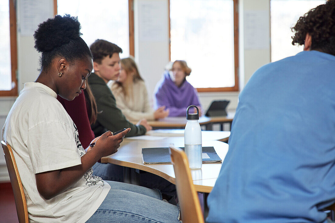 Gruppe von Schülern, die in der Klasse sitzen