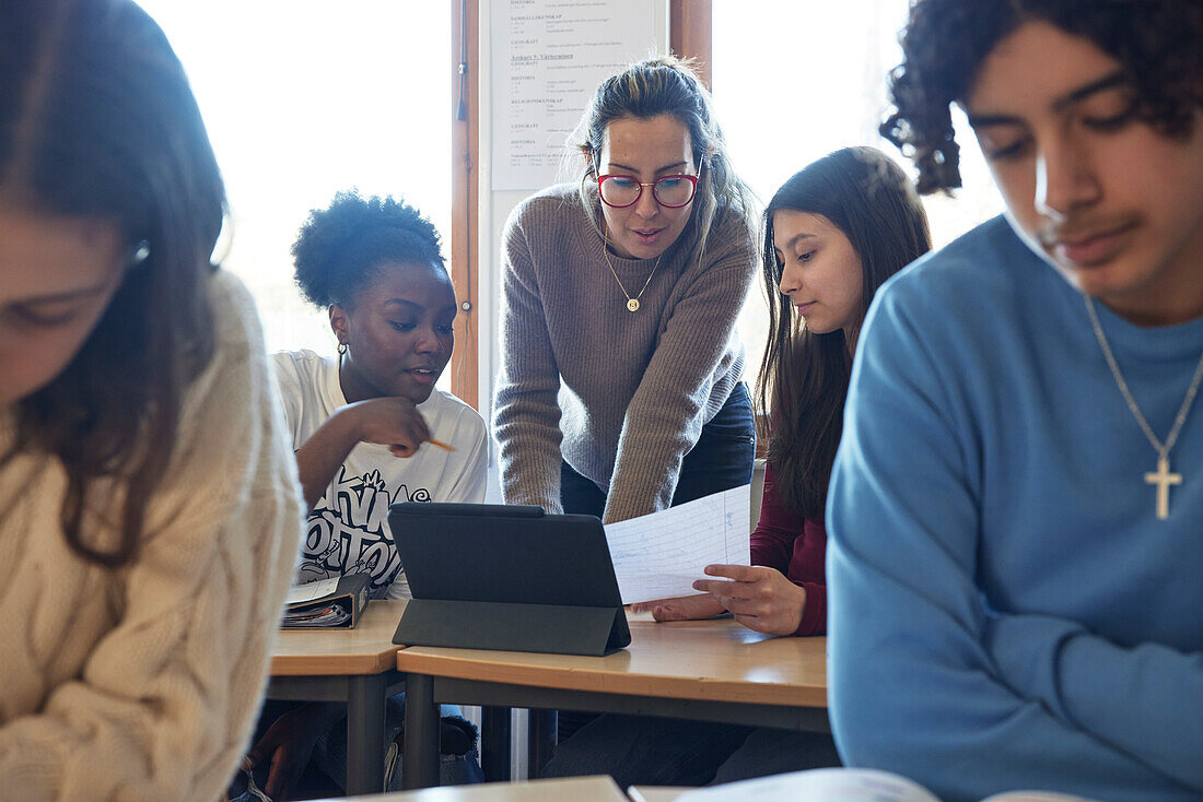 Lehrerin hilft Schülern im Klassenzimmer